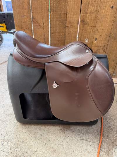 Bates Momentum 17inch jumping saddle