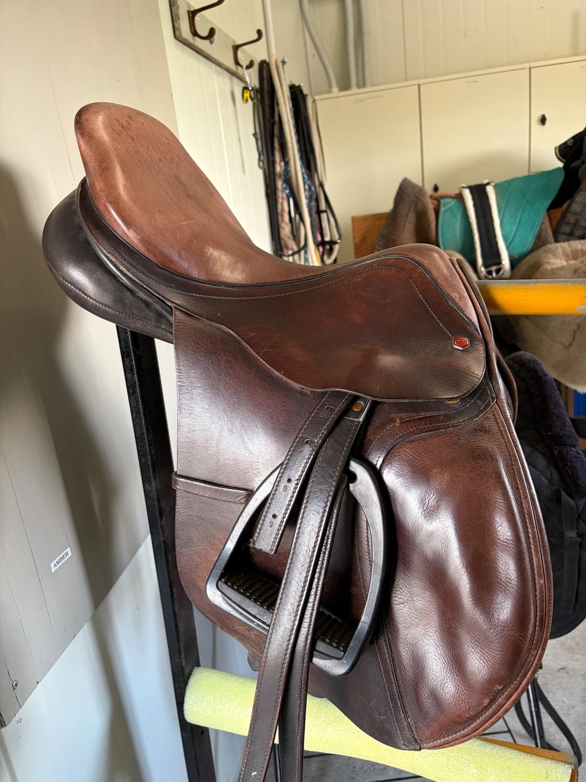 Albion jump saddle