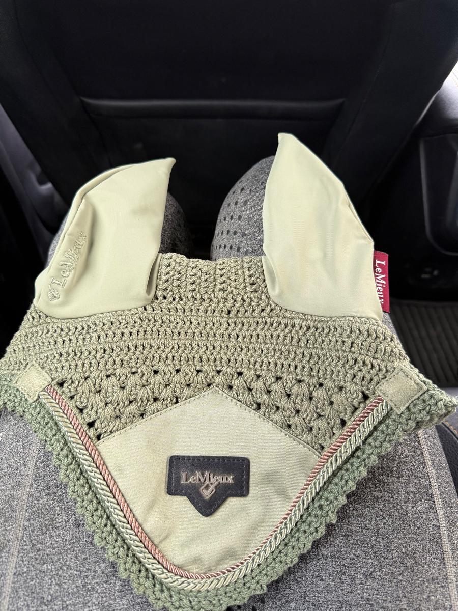 Lemieux fern ear bonnet