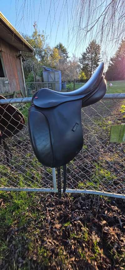 Duett Encore Dressage Saddle 18" Seat, 36 Stamped Gullet